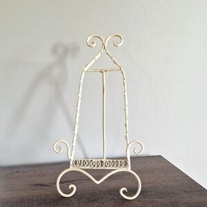 Elegant Cream Metal Easel Stand